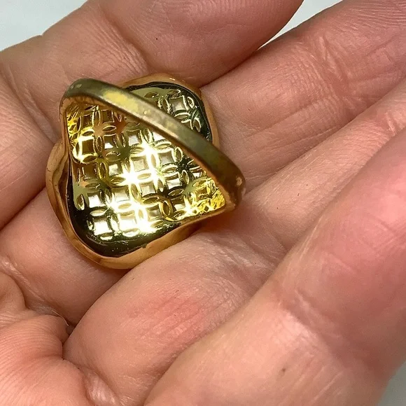 Gold Plated Mother of Pearl Ring - Picture 4 of 4